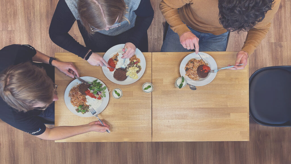 Mitarbeiter der IT Sonix beim Mittagessen.