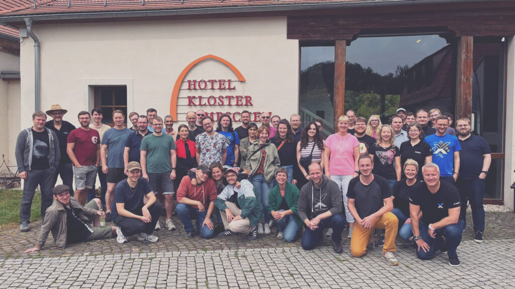 Gruppenfoto der Mitarbeitenden der IT Sonix GmbH vor dem Hotel Kloster Nimbschen während eines Teamevents.