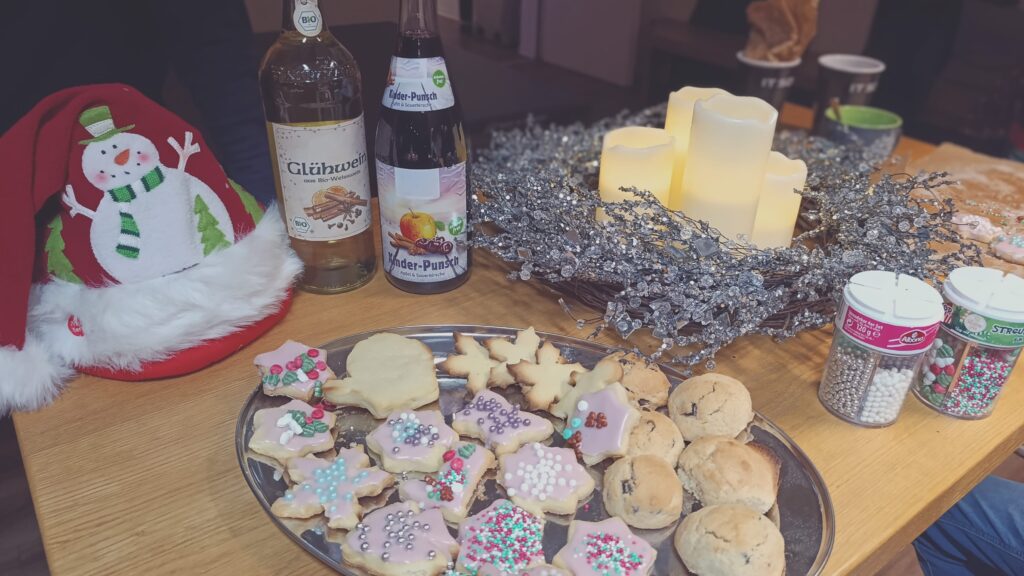 Weihnachtlich dekorierter Tisch mit Plätzchen und Glühwein.