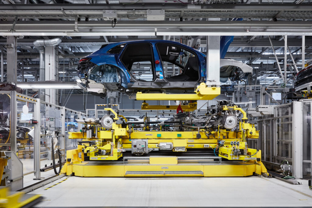 Fahrzeugkarosserie auf automatisierter Fertigungsstraße im Automobilwerk